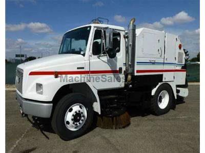 2000 FREIGHTLINER FL70 2652