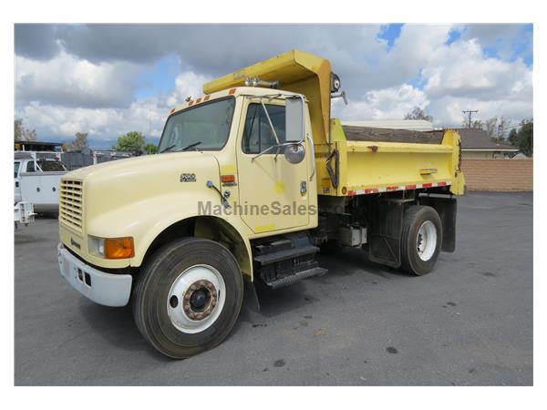 2000 International 4700 single axle dump truck