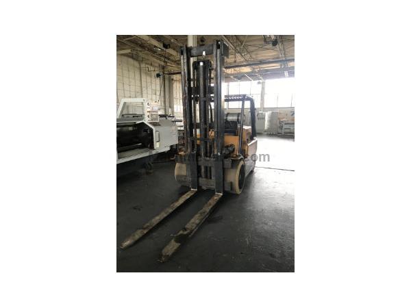 HYSTER 12,500 SOLID TIRE FORKLIFT, 1985,2 stage mast, 12,500lb cap. HYSTER 12,500 SOLID TIRE FORKLIFT, 1985,2 stage mast, 12,500lb cap.
