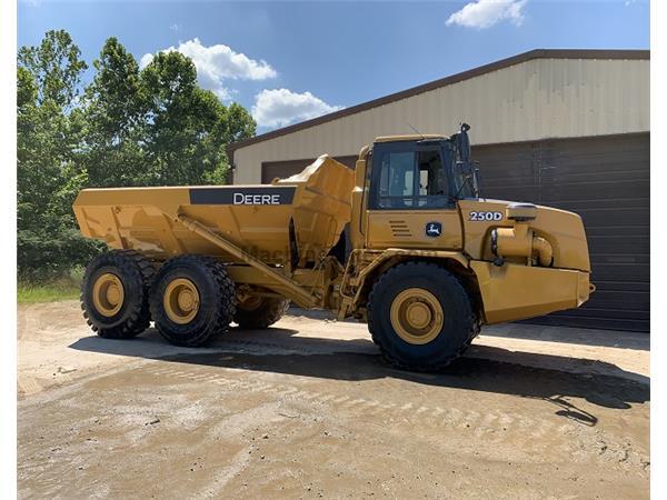 2004 DEERE 250D ENCLOSED CAB W/ A/C &amp; HEAT