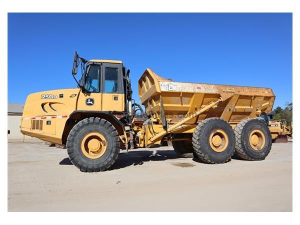 2006 Deere 250D - Enclosed Cab w/ A/C & Heat - Stock Number: E7242