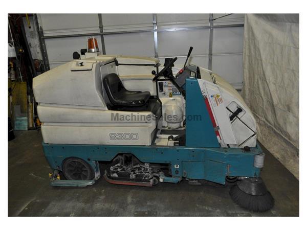 TENNANT 8300 SWEEPER SCRUBBER